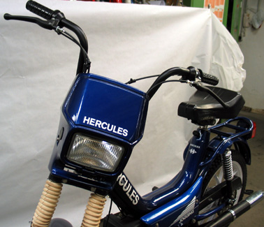 Fast alle weissen Aufkleber der blauen Hercules Jogging