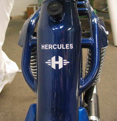 Weisser Aufkleber der Hercules Jogging unterhalb des Entlüftungsventil mit Raute
