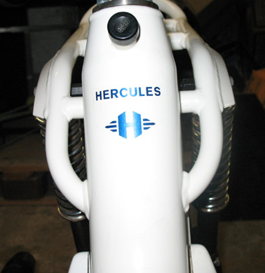 Blauer Aufkleber der Hercules Jogging unterhalb des Entlüftungsventil mit Raute