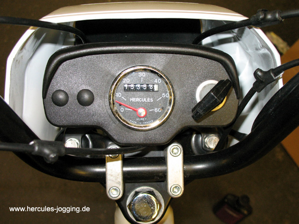 Cockpit mit Tacho und Zündschloss der Hercules Jogging