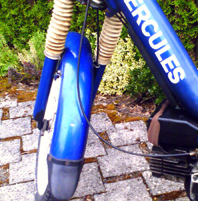 Weisse Faltenbälge bei der blauen Hercules Jogging